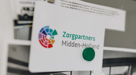 Zorgpartners Julianastaete Closeup Logo Kaartje Mededelingenbord